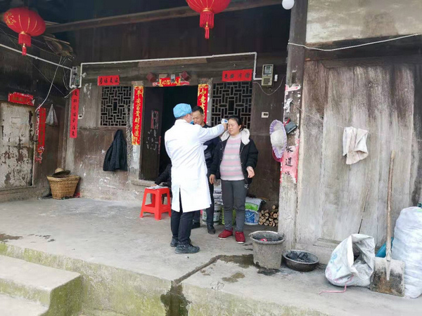 戴先明每天2次為湖北返鄉人員測量體溫。開陽縣宣傳部供圖