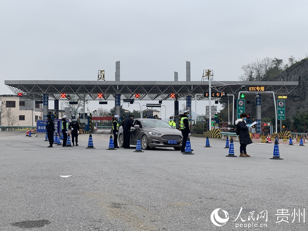 正在對出高速車輛進行檢查