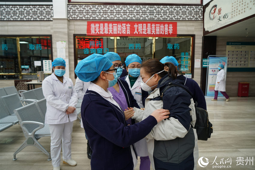 普定县中医院为该院护士杨璐（右）送行。贵州省卫生健康委供图