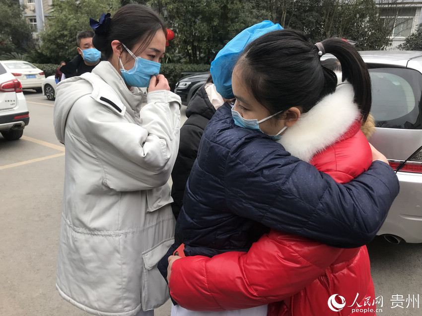 花溪區人民醫院呼吸內科的護士為冉雪（右一）送行。貴州省衛生健康委供圖