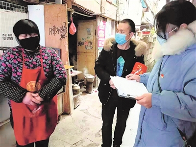 圖為該局黨員志願者到社區參與疫情排查。（黃梅 攝影報道）