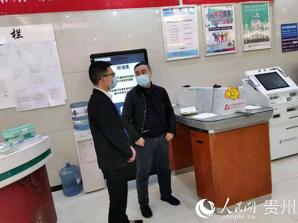 貴陽市分行黨委委員、副行長李曉偉赴支行指導疫情防控工作。