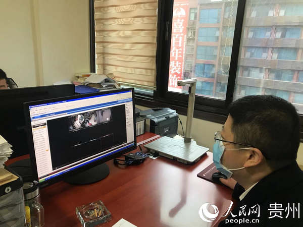 貴陽市分行紀委書記、副行長王建飛調取監控檢查網點疫情防控落實情況。