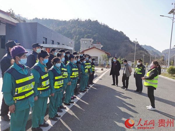 黃定成（右二）向服務區保安保潔宣傳疫情有關知識。潘先念 文榮剛 提供