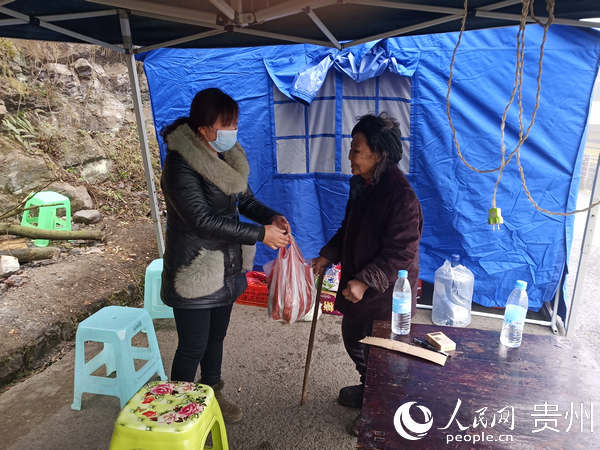 勸返過往群眾。吳旭 攝