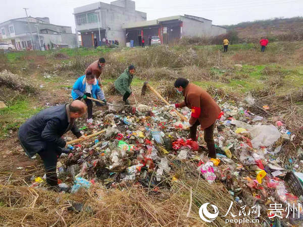 清理积存垃圾.郭芳 摄