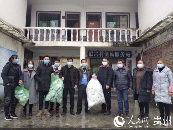 群眾捐贈物資。吳旭 攝