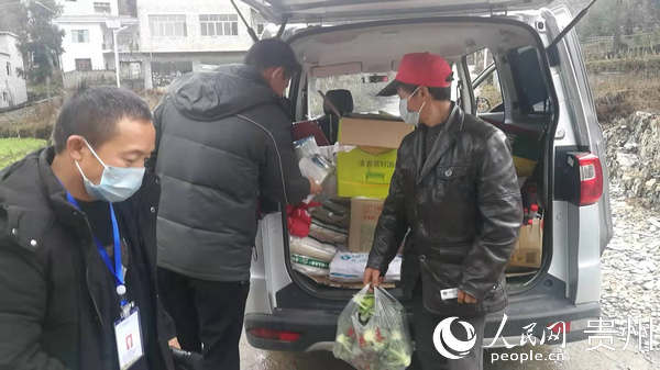 群眾在家門口就可以買到生活物資。吳旭 攝