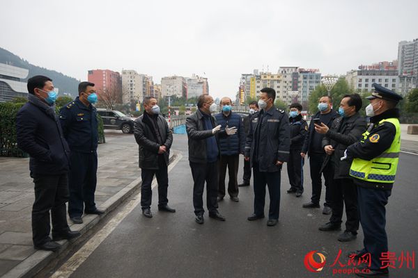 铜仁市交通运输局党组书记,局长李世凡在火车站市级春运服务站点督导