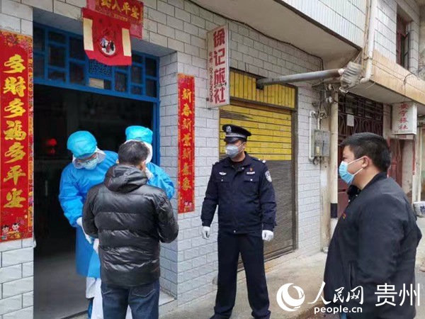 對外來人員逐一登記排查。陳柏安 攝