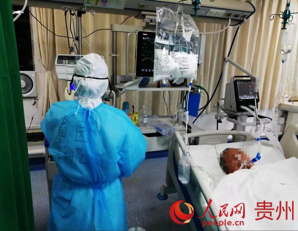 李玲艺正在给患者进行护理。贵州省人民医院供图