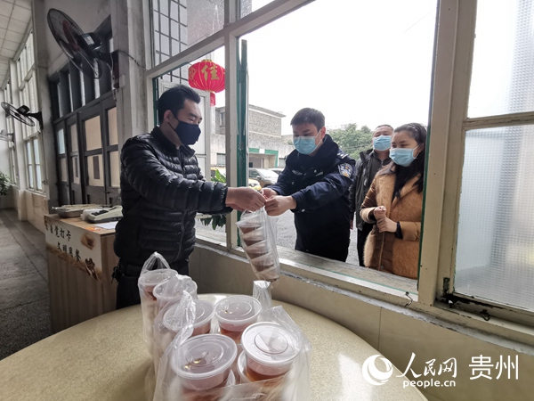 為站點工作人員送上熬好中藥。李婭梅 攝