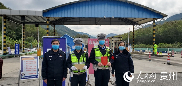 為一線工作人員送上關心和關愛。李婭梅 攝