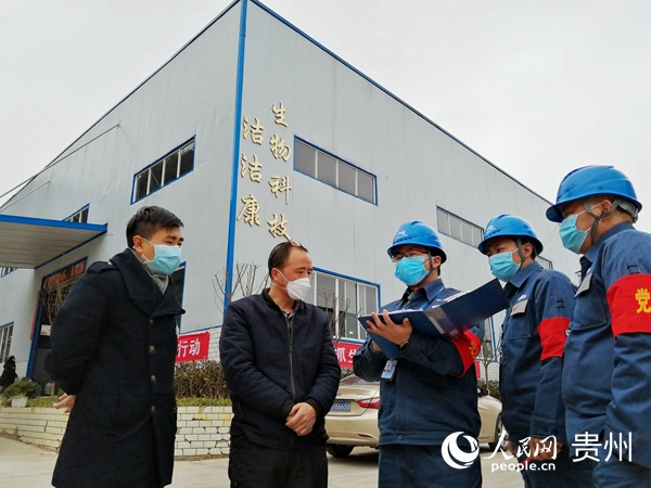安順市郊供電局“特護”計劃護航酒精生產用電 （焦惠  攝）