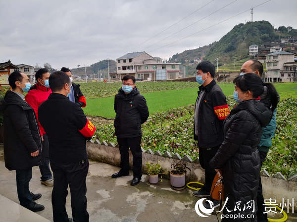 2月8日，麻江縣委常委、組織部部長陸居超到龍山鎮河壩村開展疫情防控督導工作。羅文剛 攝
