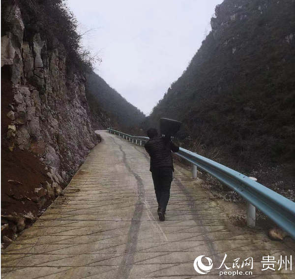 利用流動大喇叭不間斷循環播放防疫衛生知識。