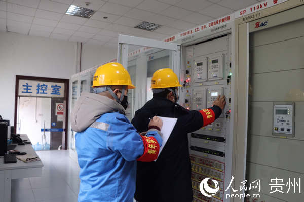 石阡供電局青年突擊隊對設備進行巡視。戴湘岳 攝