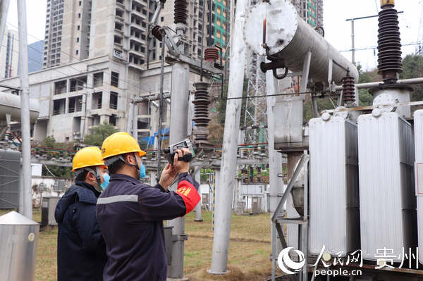 石阡供電局青年突擊隊對主變進行測溫。戴湘岳 攝