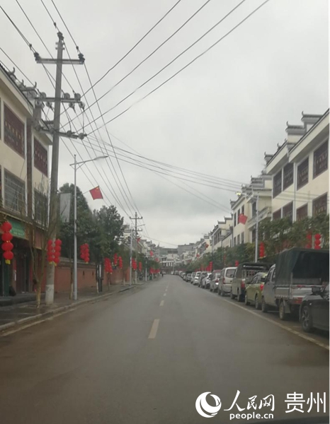 干净、整洁、有序的六屯镇街道。