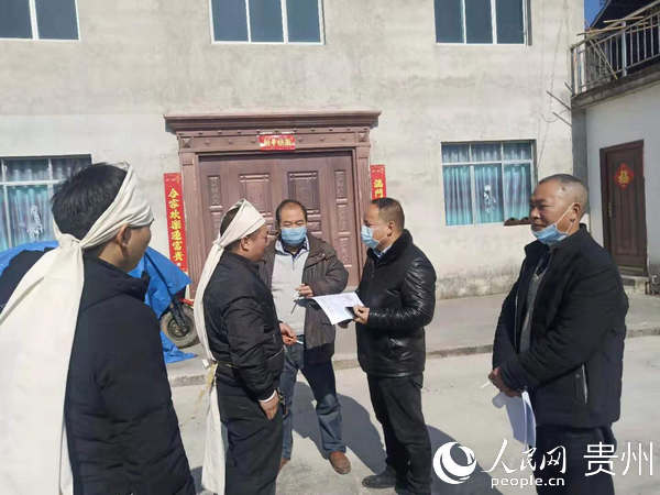 街道干部、村（社區）干部上門勸解簡辦白事。（德鳳街道供圖）