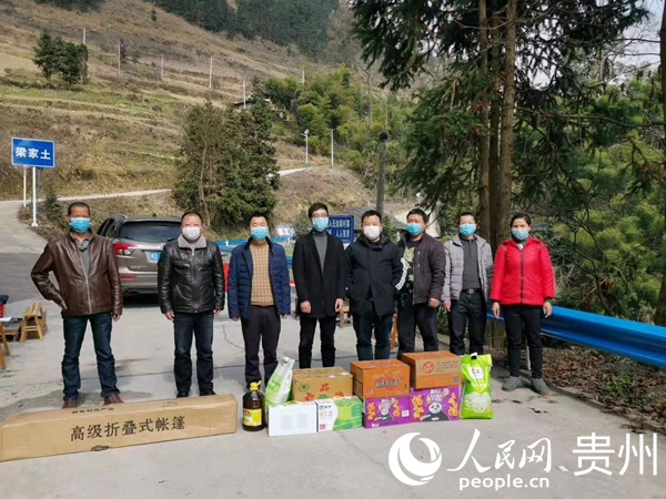 中國電信鬆桃分公司為冷水溪鎮三腳坡村值勤卡點送上愛心物資。胡偉 攝