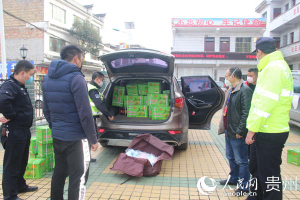 愛心人士捐贈的口罩和水果。何正旭 攝
