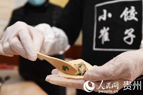 崔陽正在包餃子。趙鬆 攝