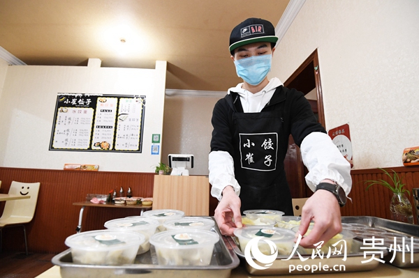 崔陽正在店裡分裝餃子，准備為疫情防控值守人員送去。趙鬆 攝