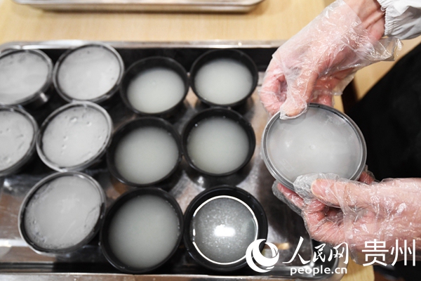 崔陽正在為疫情防控值守人員分裝餃子湯。趙鬆 攝