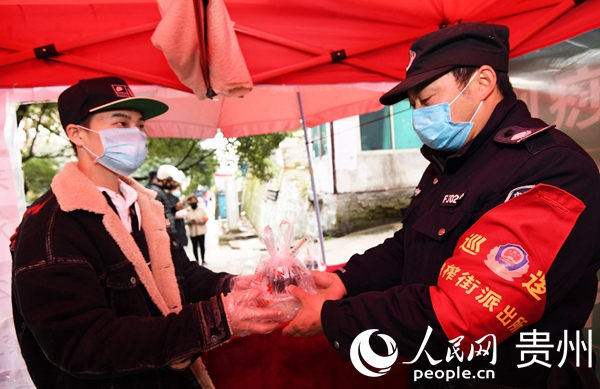 崔陽正在為疫情防控值守的協勤隊員送去愛心餃子。趙鬆 攝
