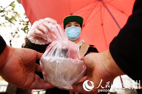 崔陽正在為疫情防控值守人員送愛心餃子。趙鬆 攝