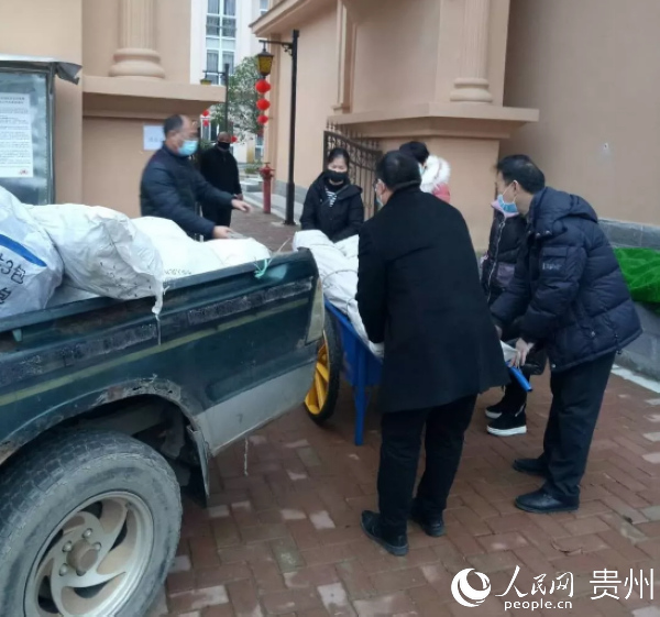 往防疫前線運送物資。瓮安縣委宣傳部供圖。
