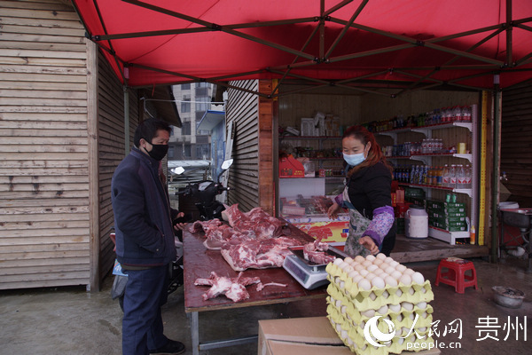 群眾在扶貧車間門市購買豬肉