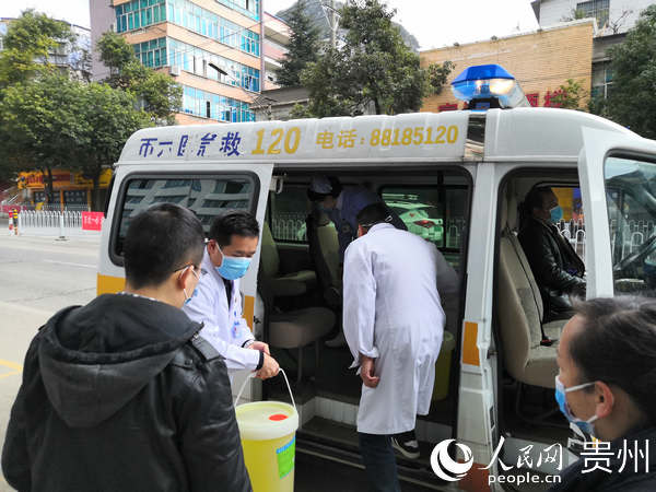 貴陽市第六人民醫院向二戈街道辦事處捐贈口罩和消毒液。南明區宣傳部供圖