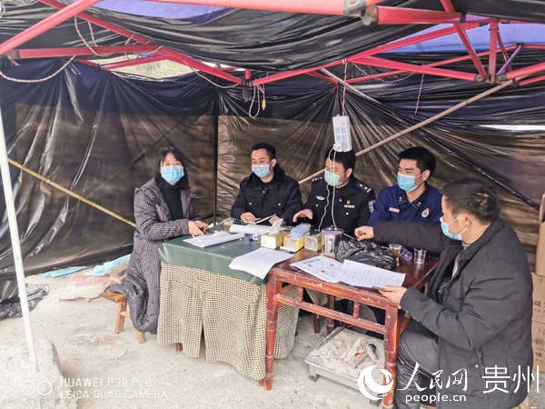 白沙鎮黨委書記李玲與值班值守人員在一起執勤。譚文斌 攝