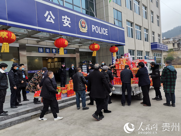 瓮安大水溝水果批發市場的個體戶自發慰問瓮水派出所民警
