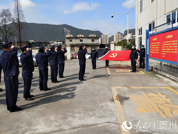 圖為黨員入黨入警宣誓