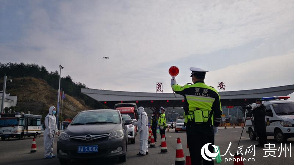 交警用“無人機”指揮過往車輛接受檢測