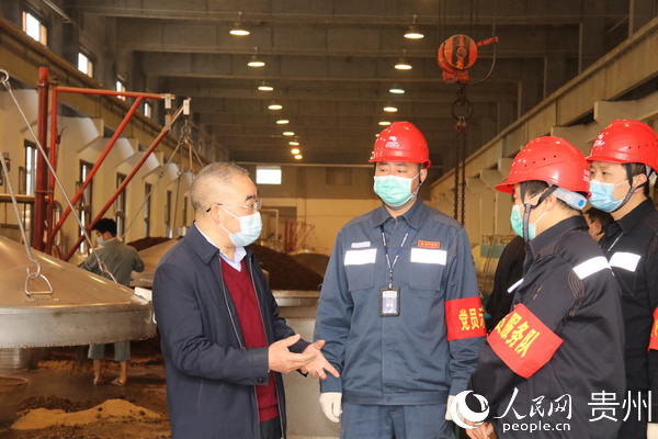 遵義習水供電局習酒供電所員工與習酒廠負責人溝通企業用電情況。林茂竹  攝