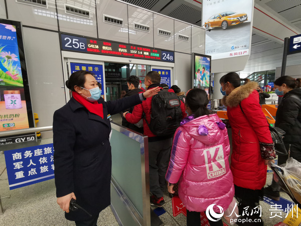 乘客有序排队检票乘车。刘江 摄