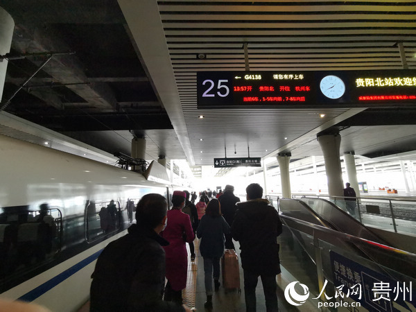 G4138次全国铁路首趟定制务工人员返程专列即将开行。刘江 摄
