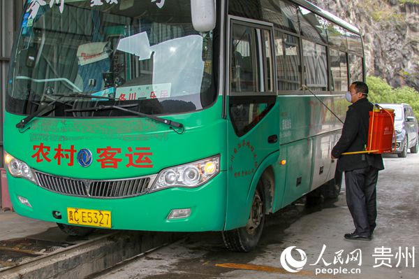 2020年2月17日，務川自治縣首批24名農民工搭乘專車赴浙返崗，行前車輛消毒。彭飛 攝