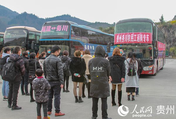 2020年2月17日，務川自治縣首批24名農民工搭乘專車赴浙返崗，行前動員。彭飛 攝 