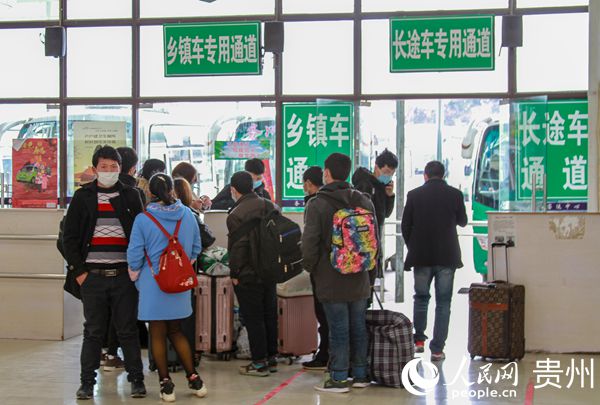 2020年2月17日，務川自治縣首批24名農民工搭乘專車赴浙返崗，行前體溫檢測。彭飛 攝