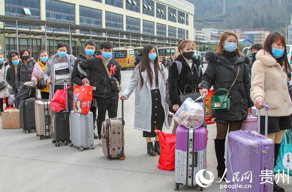 2020年2月17日，務川自治縣首批24名農民工搭乘專車赴浙返崗，排除上車的農民工。彭飛 攝