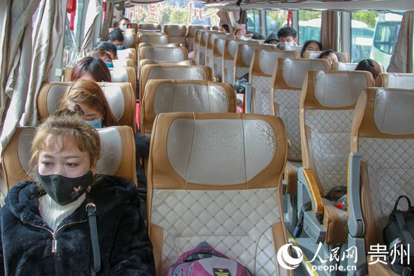 2020年2月17日，務川自治縣首批24名農民工搭乘專車赴浙返崗。彭飛 攝 