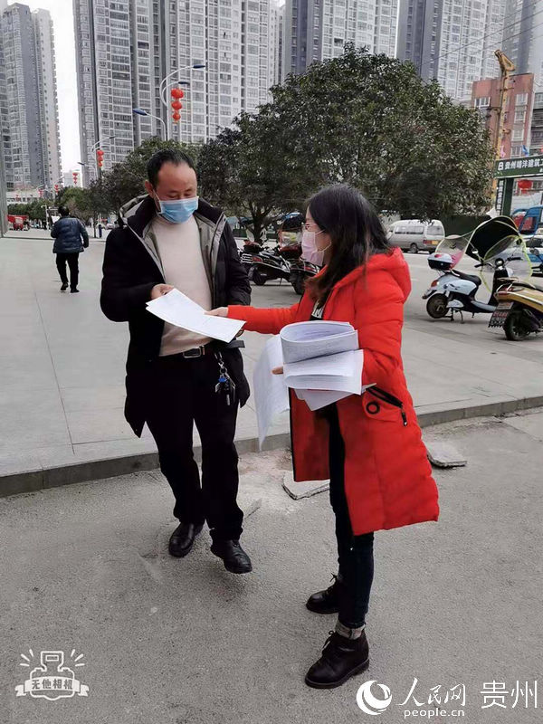 志願者向群眾發放宣傳冊