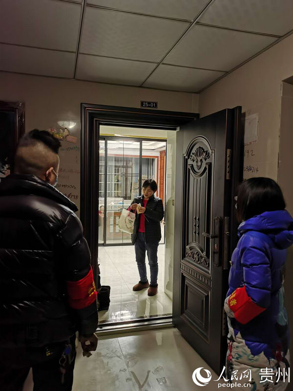志願者為外出工作人員提供上門服務