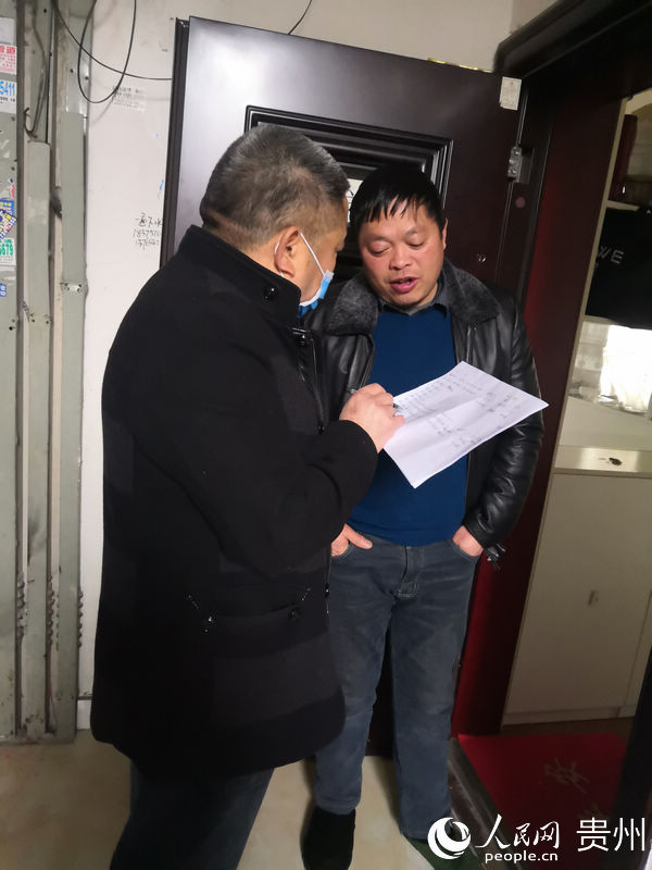 志願者挨家挨戶排查“四類人員”