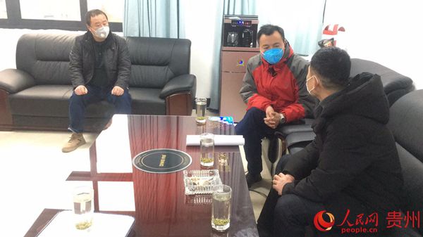 瓮安縣駐企特派員蔡吉安到瓮福黃磷有限公司復工疫情防控檢查。金志靚 攝